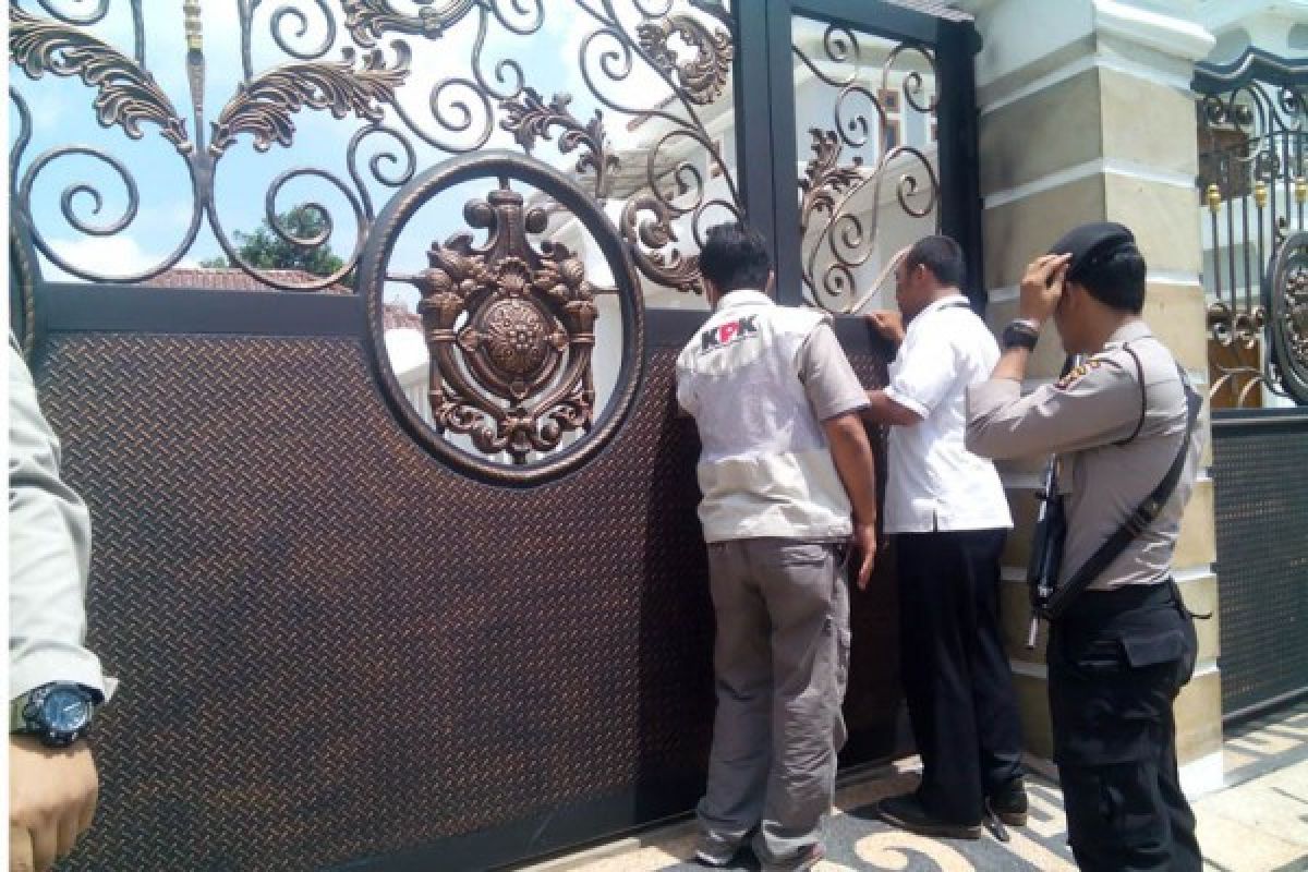 Belasan penyidik KPK berada di RSCM Jakarta