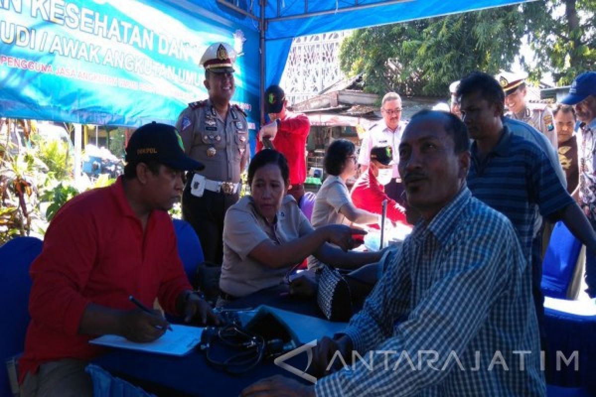 Puluhan Sopir Terminal Joyoboyo Lakukan Tes Urine