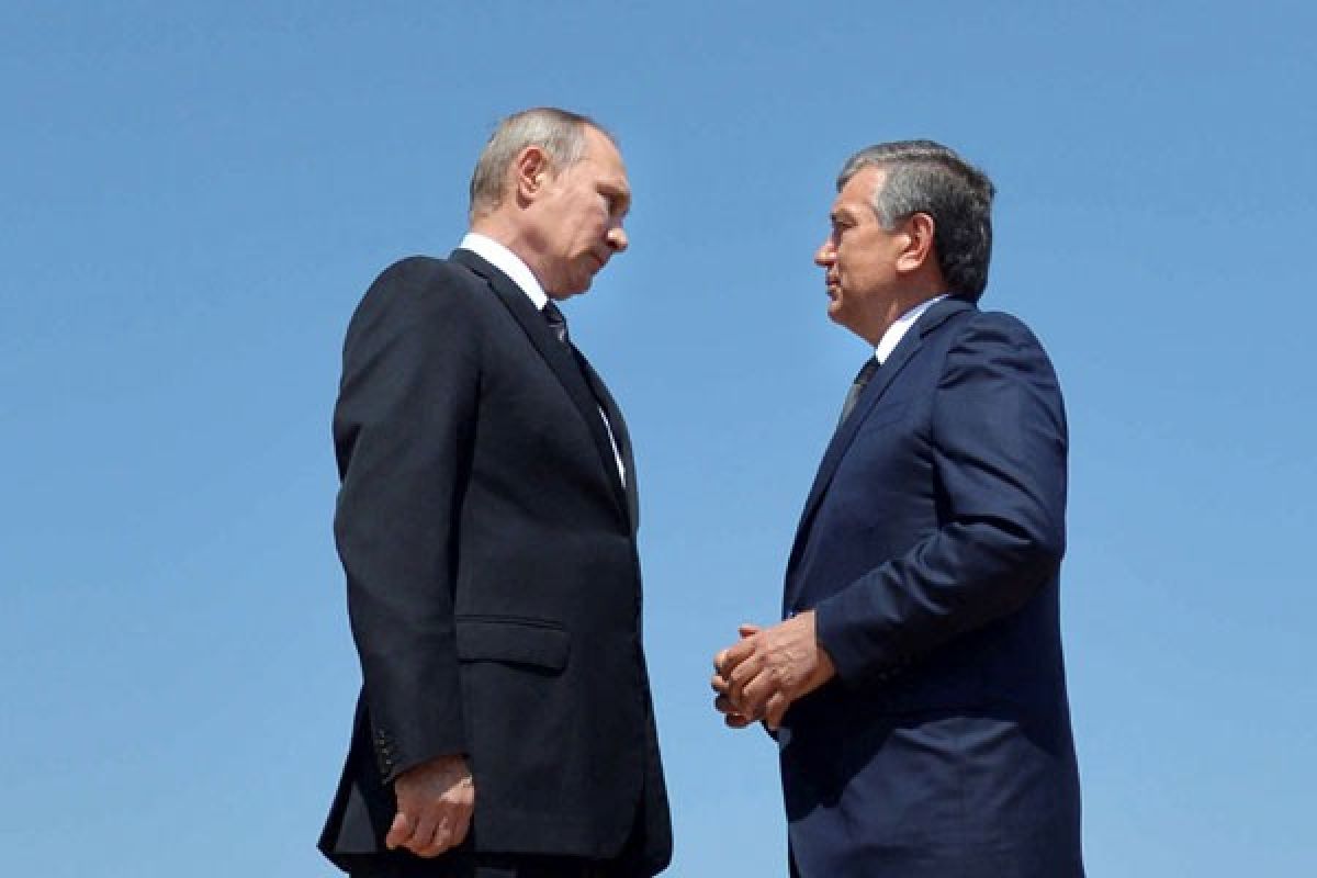 Putin letakkan mawar di makam Presiden Uzbekistan