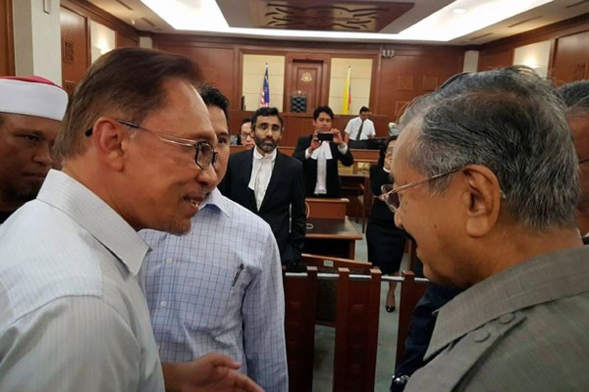 Mahathir bertemu Anwar Ibrahim setelah 18 tahun