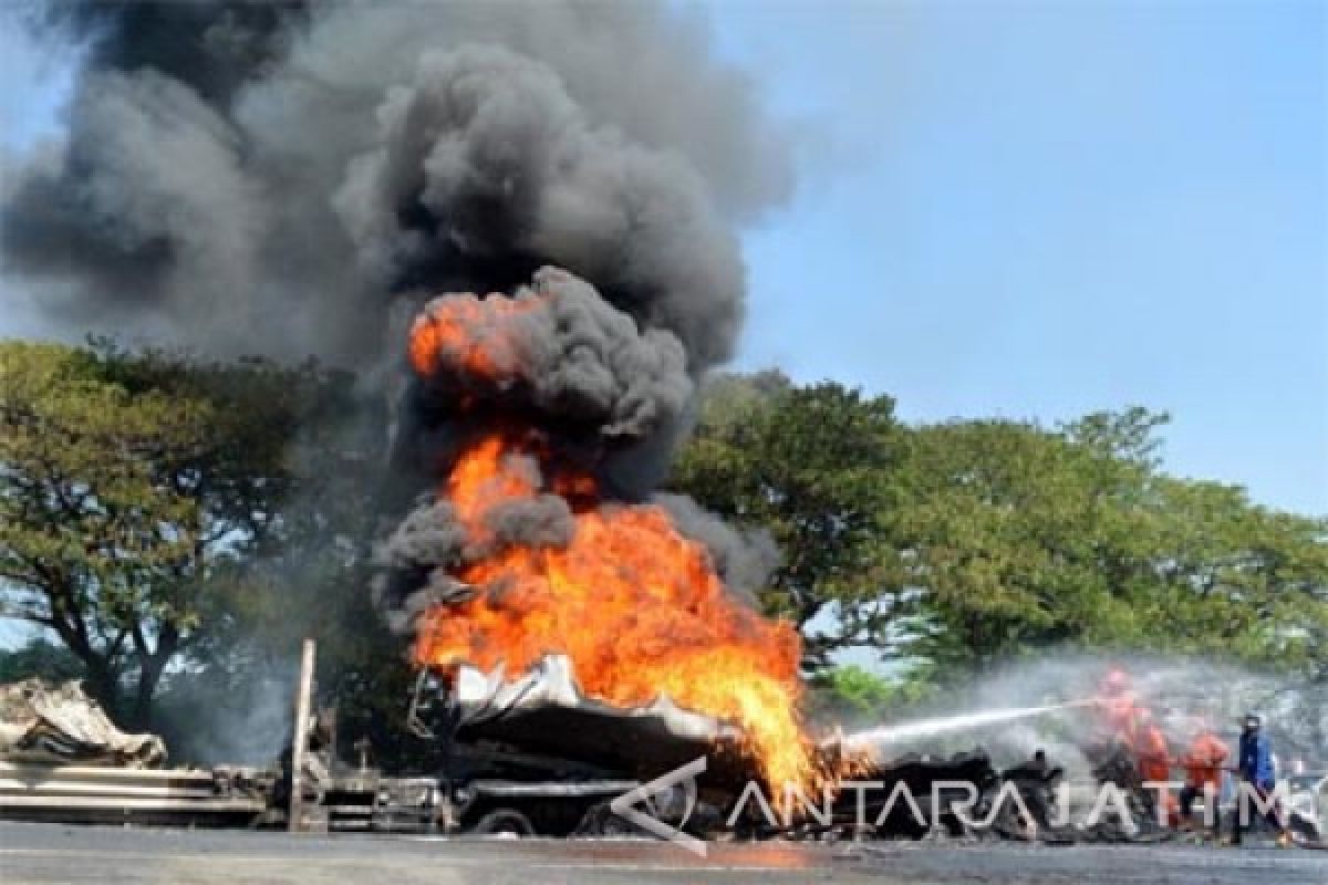 Polda Jatim Duga Sopir Truk Terbakar Mengantuk