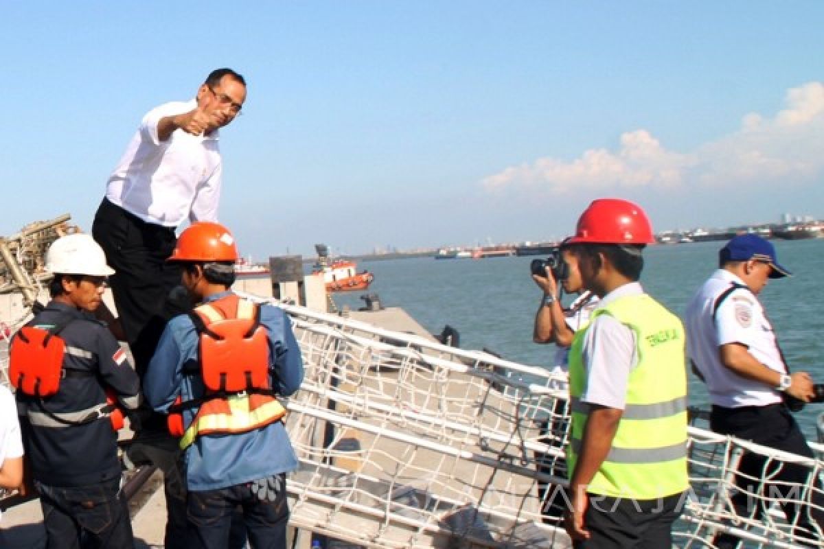 Menhub Tinjau Tanjung Perak Melalui Jalur Laut