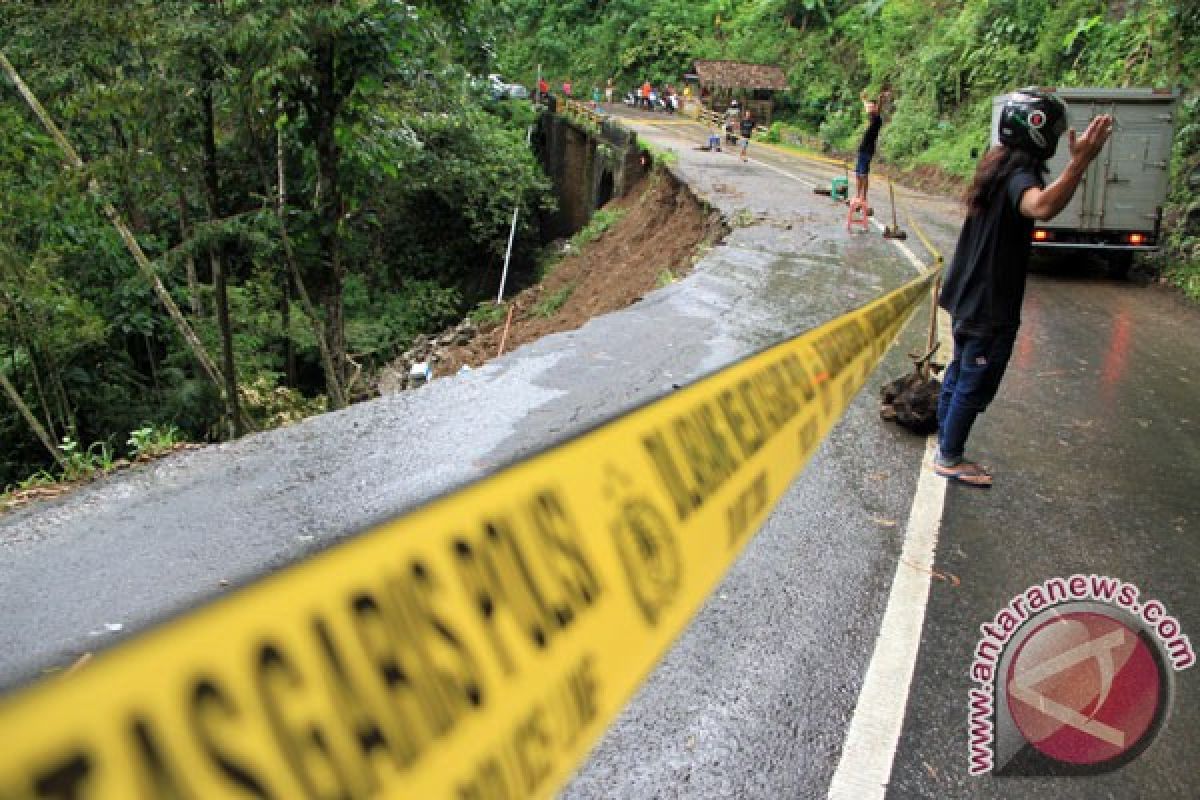 Jalan nasional Ponorogo-Trenggalek longsor