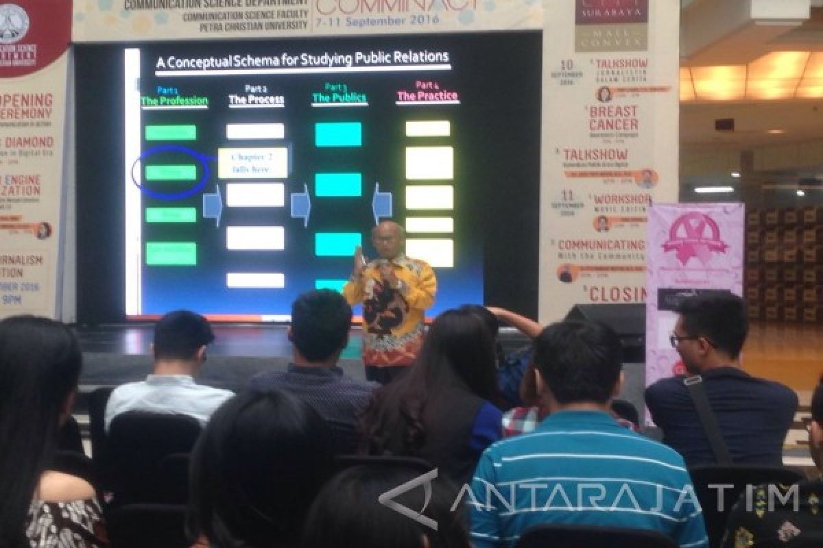 UK Petra Kenalkan Ilmu Komunikasi Lewat 