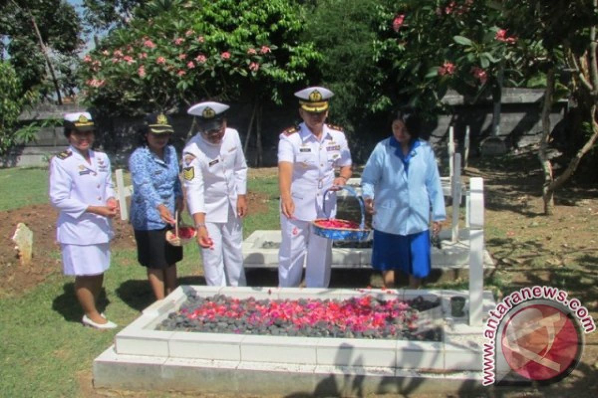 Danlanal Denpasar Tabur Bunga Di TMP Tabanan