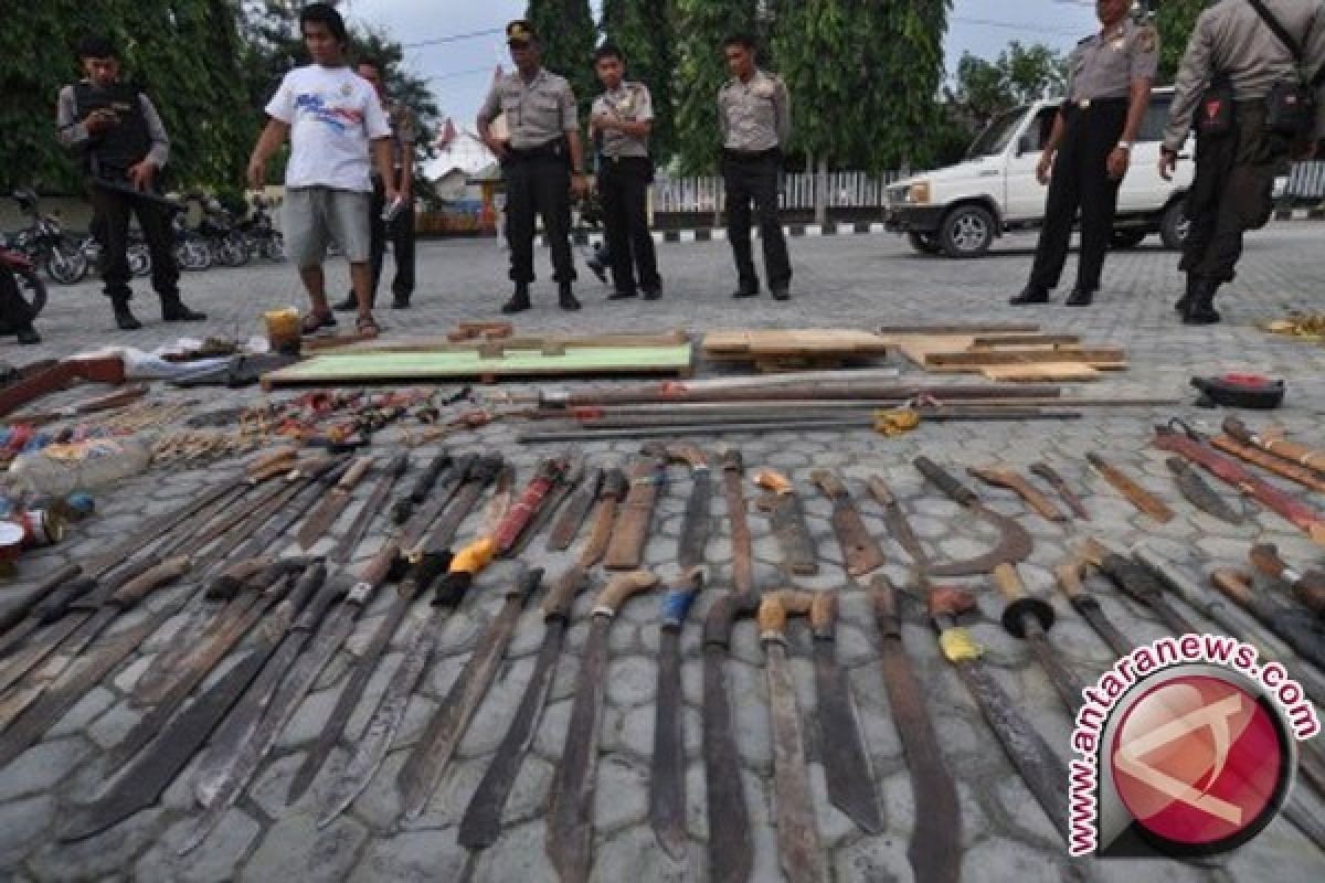 TNI-Polri Sita Puluhan Senjata Tajam di Perbatasan