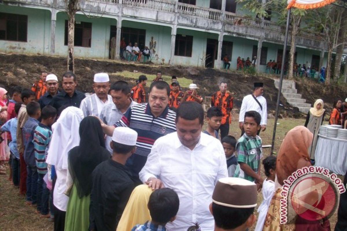 Walikota Andar Amin Harahap Santuni Anak Yatim