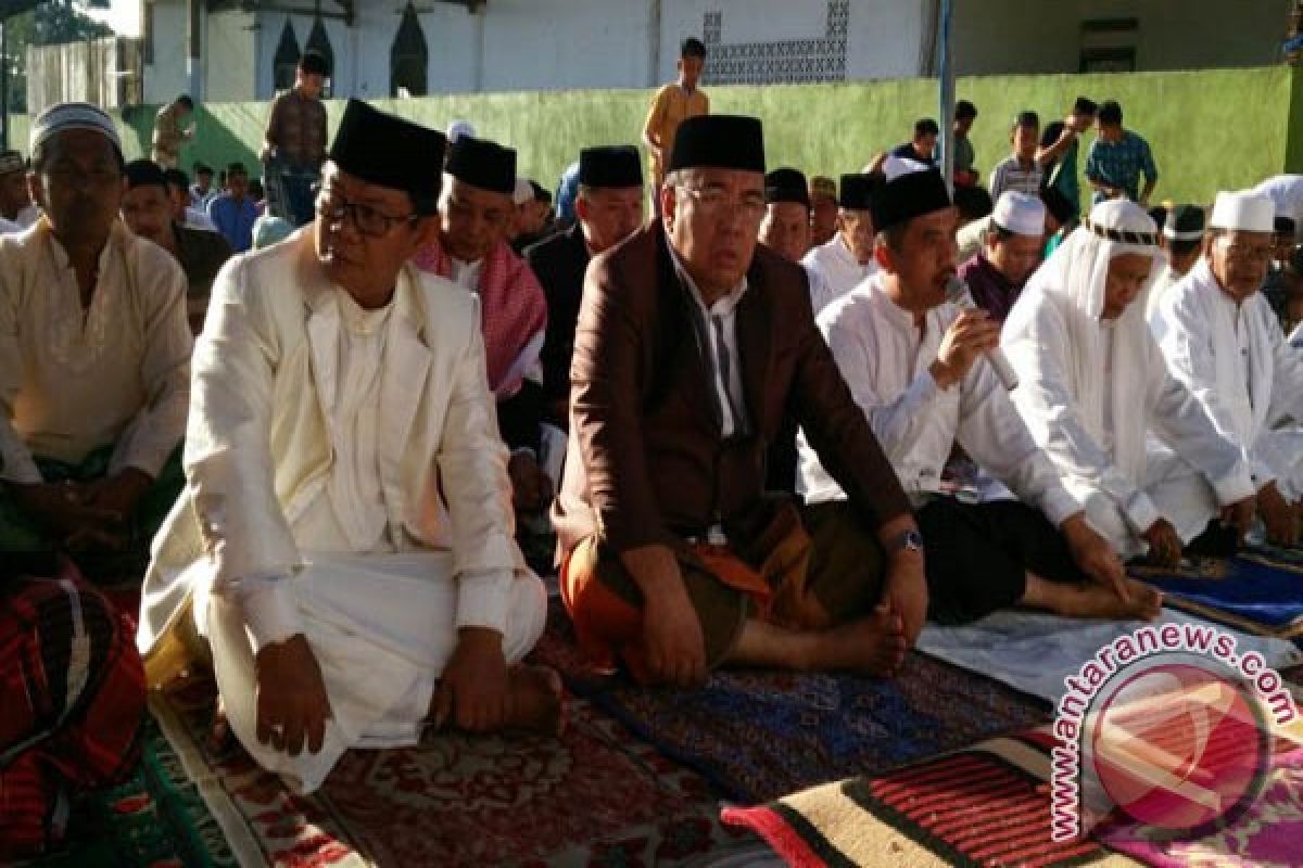 Walikota Kendari Sholat Di Bundaran Pesawat