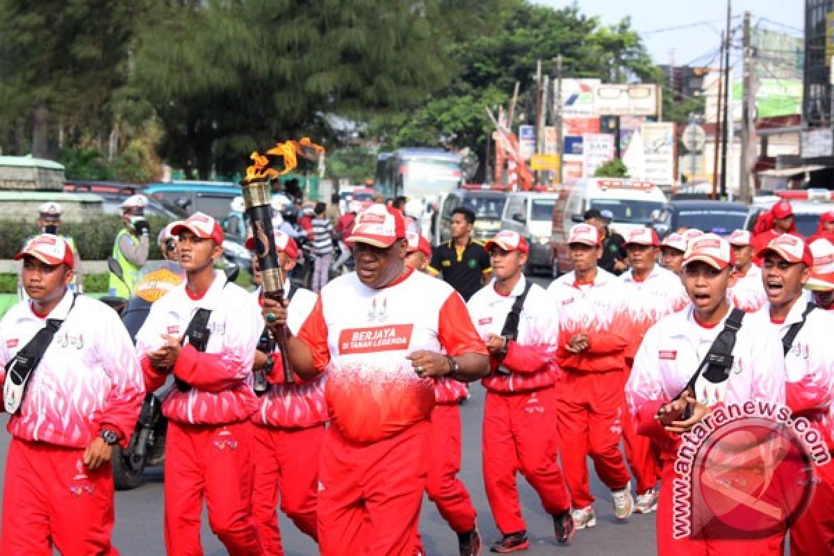 PON 2016- Polisi lalu-lintas rekayasa jalur api PON 2016 di Bekasi