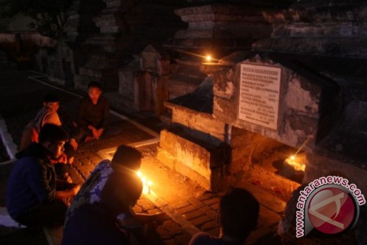 AKSI BAKAR LILIN DI MAKAM PAHLAWAN SULTAN HASANUDDIN