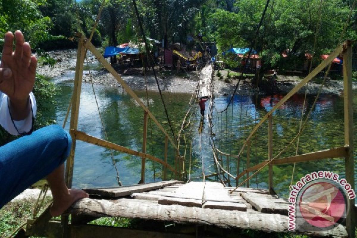 Empat Orang Tertimpa Jembatan Ambruk Di Bengkulu