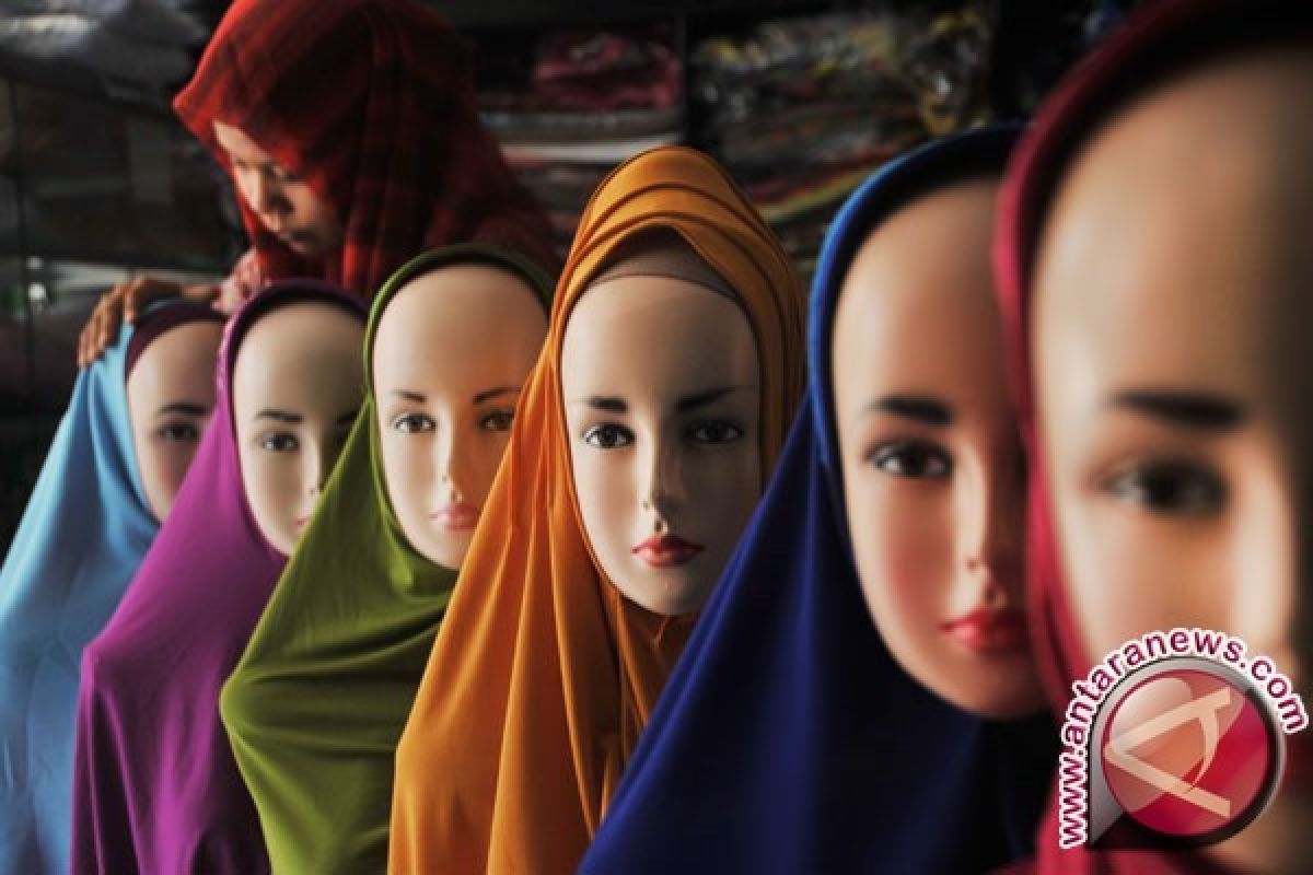 Jilbab Sederhana Ala Okky Asokawati