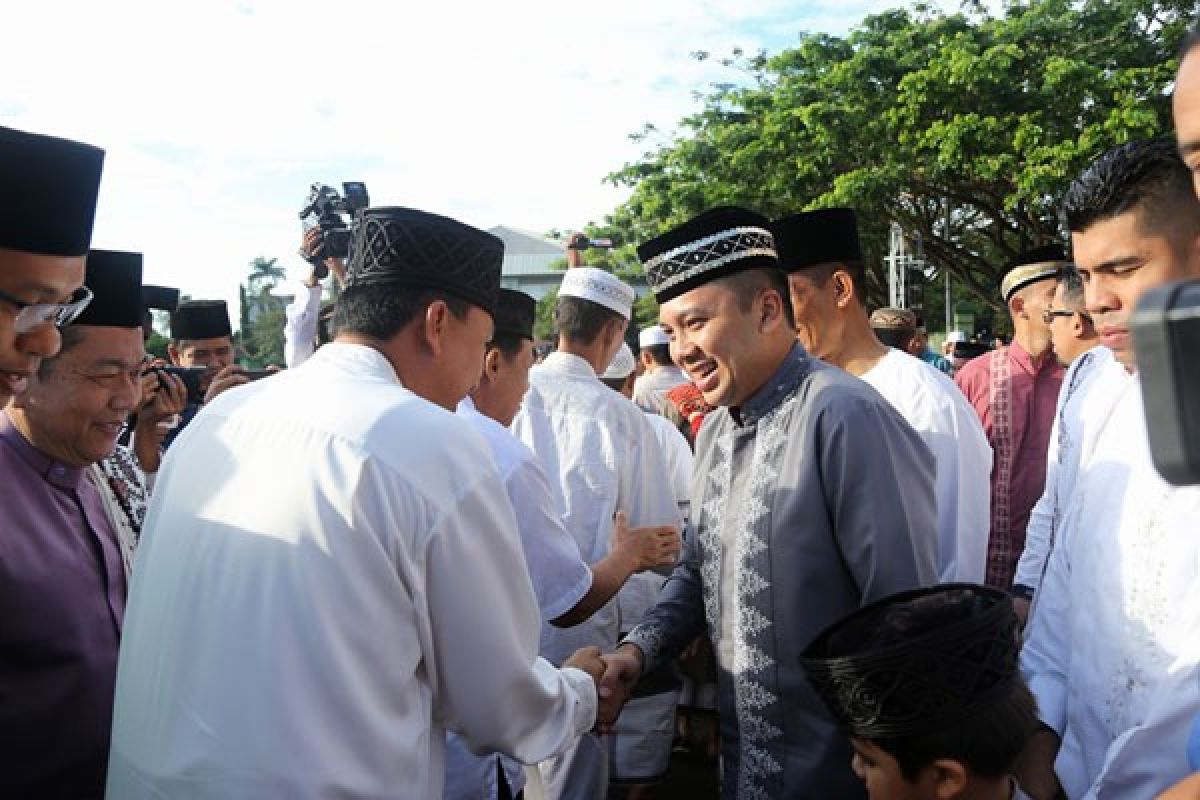 Gubernur Ridho Salat Id di Lapangan Saburai Bandarlampung