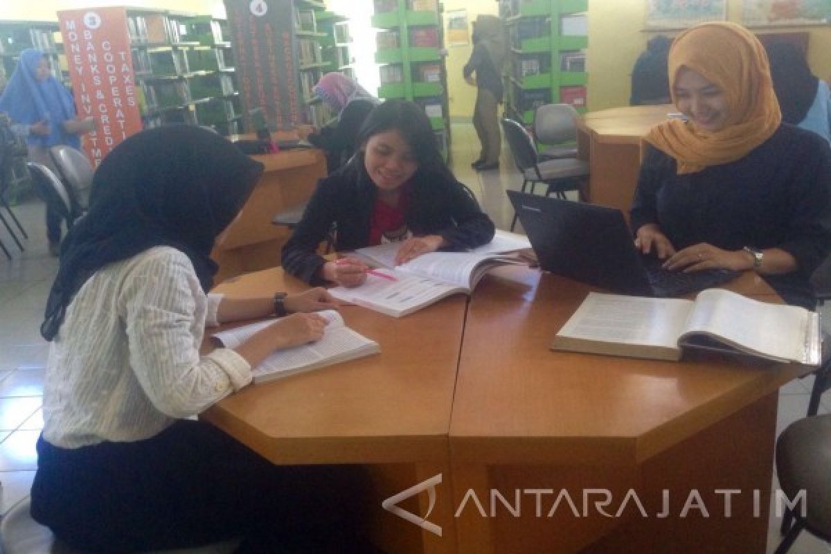 STIE-Perbanas Bagikan Hadiah Kepada Pengunjung Perpustakaan