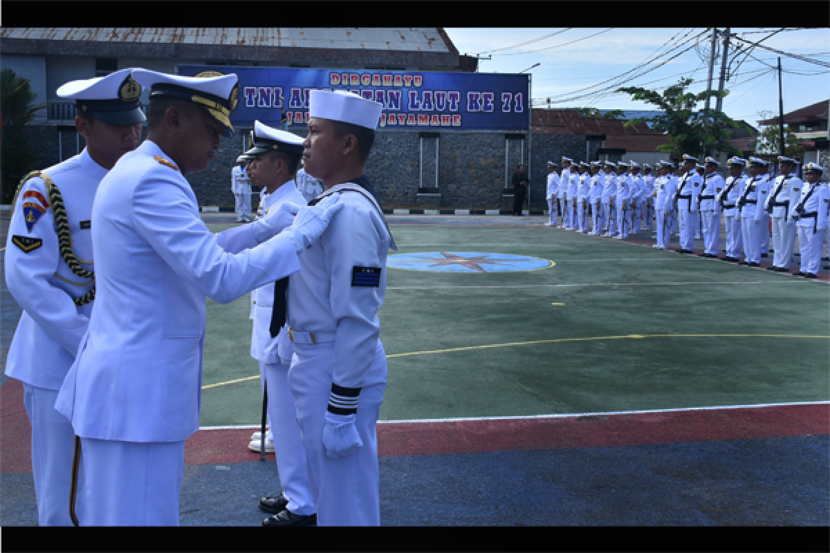 Prajurit Lantamal Pontianak Menerima Tanda Kehormatan