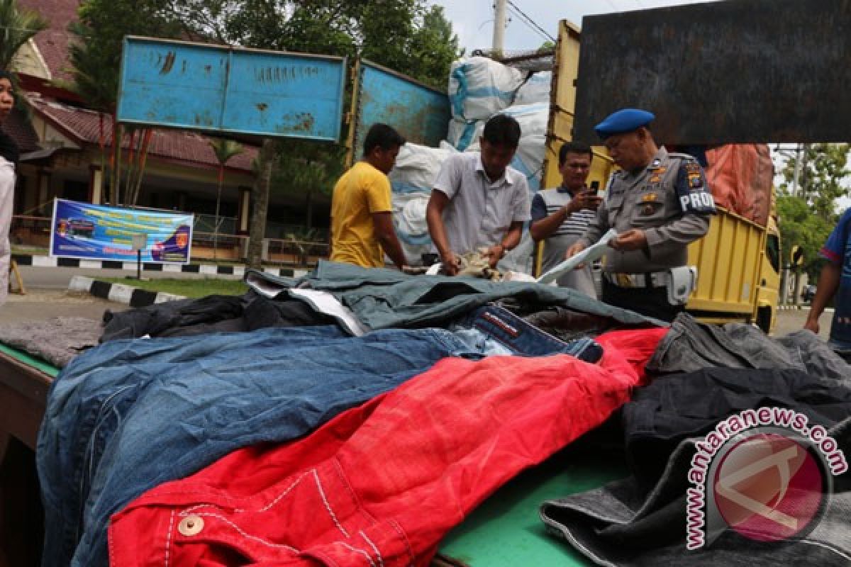 Polda Sumut amankan 446 karung pakaian bekas selundupan