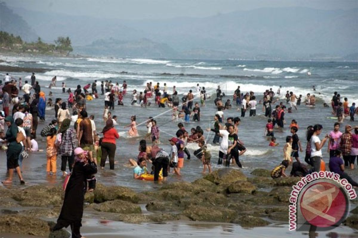 Wisatawan memadati objek wisata Pelabuhanratu saat Lebaran