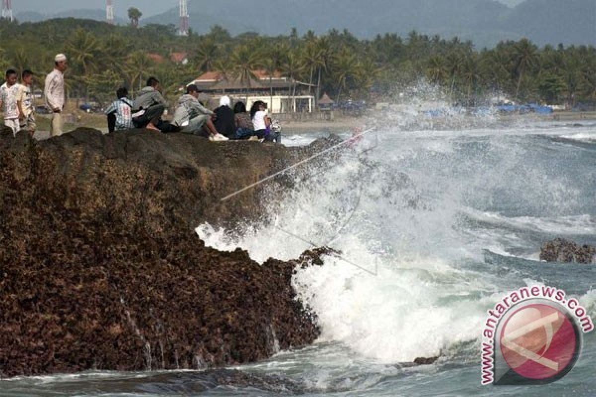 Gelombang laut Pelabuhanratu capai lima meter