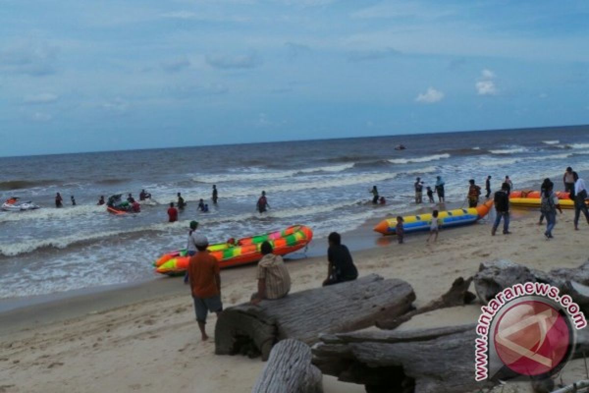 Pantai Ujung Pandaran Dipadati Wisatawan Lokal