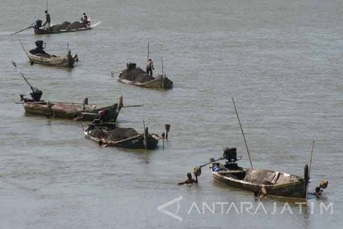 Satpol PP Bojonegoro Amankan Mesin Penambang Pasir