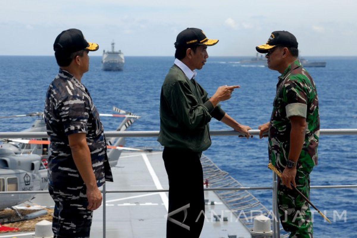 Presiden Saksikan Pendaratan Pasukan Marinir di Situbondo 