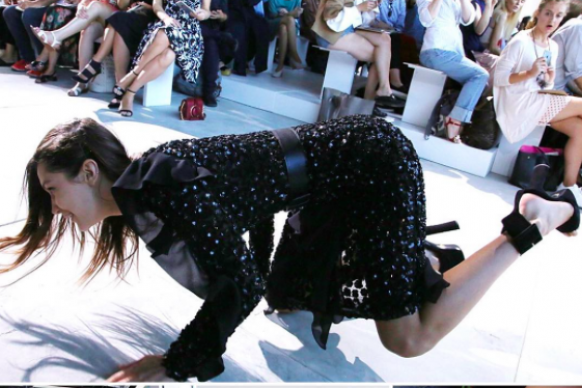 Model cantik Bella Hadid tersandung di catwalk Michael Kors