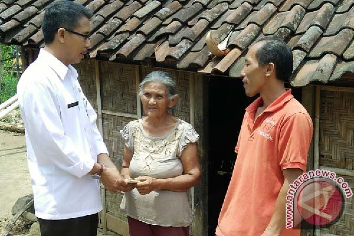 Gubernur Bali Membantu Dua Keluarga Miskin Karangasem
