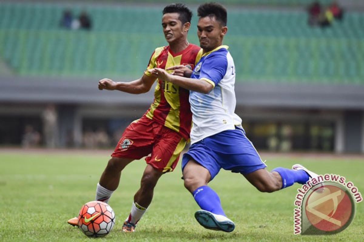 PON 2016 - Sejumlah tim sepakbola keluhkan lapangan Stadion Bekasi