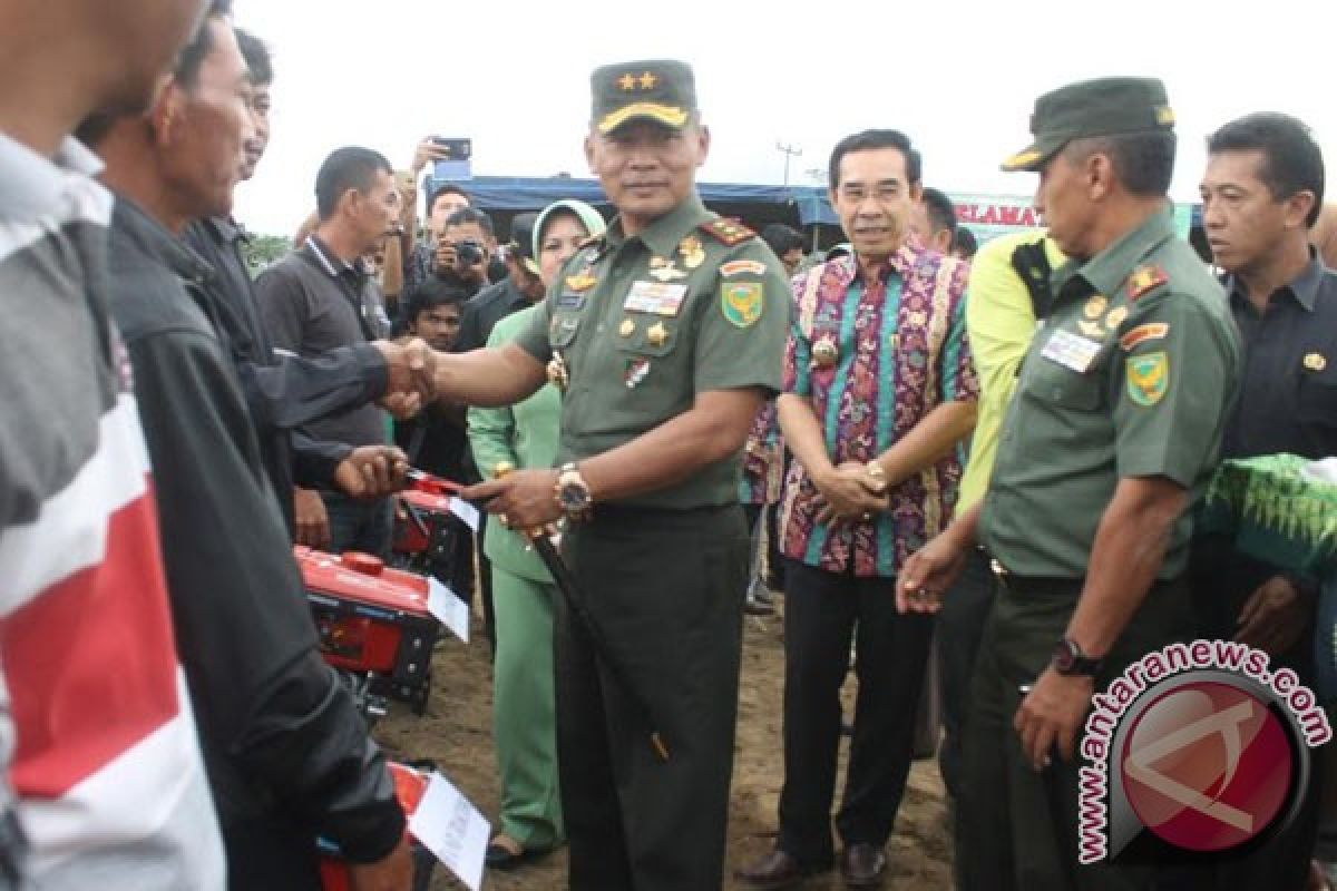 Rejanglebong bagikan bantuan puluhan alat mesin pertanian