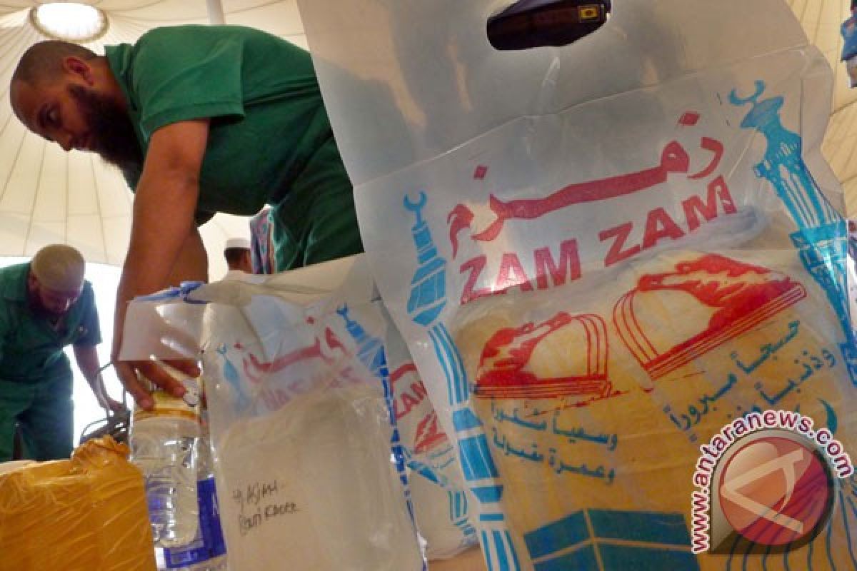 Keajaiban dan Khasiat Air Zamzam