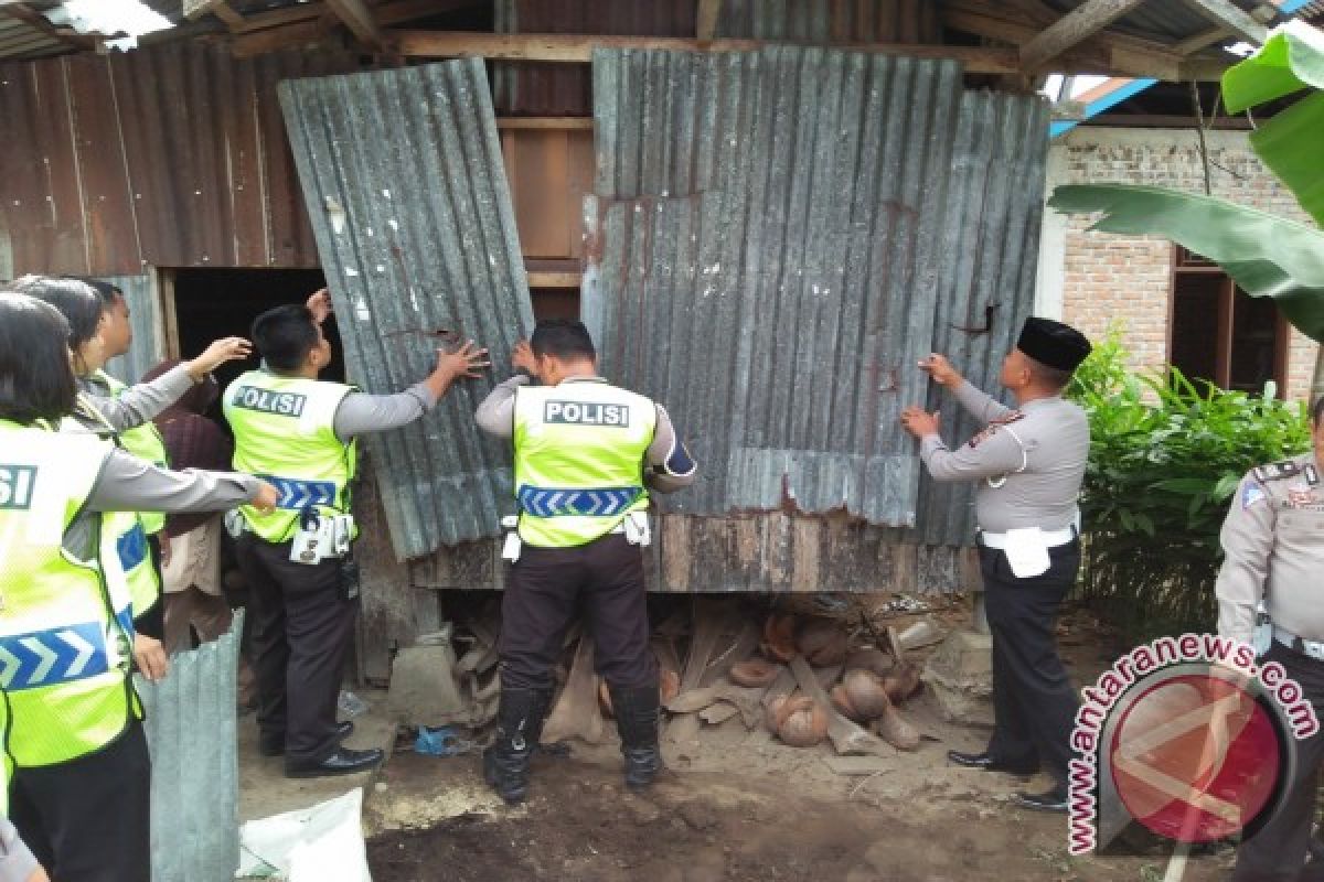 Polisi Pariaman Bedah Rumah Warga Miskin Padangpariaman