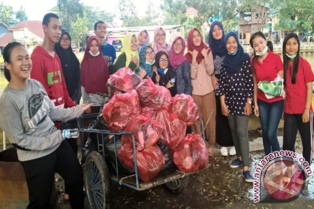 Mahasiswa Peduli Lingkungan Rawat Karang Mumus