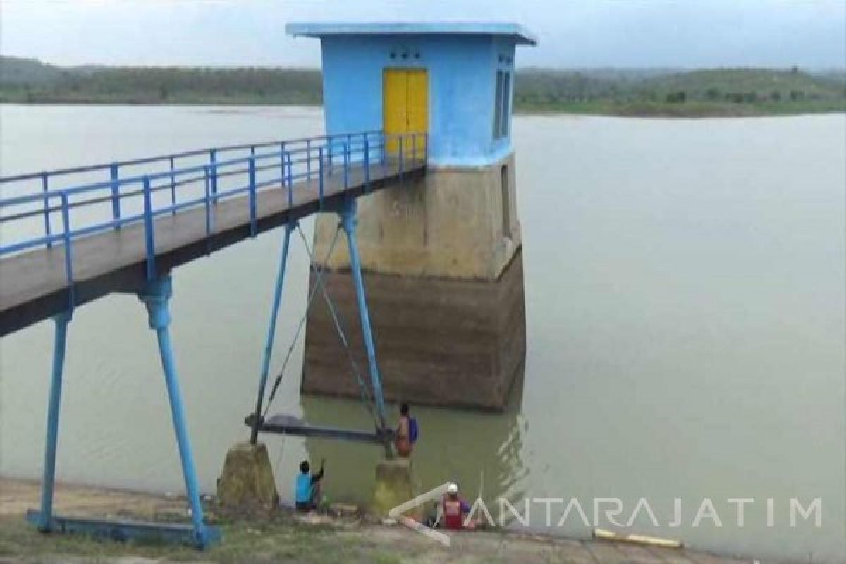 Volume Air Waduk di Kabupaten Madiun Menyusut