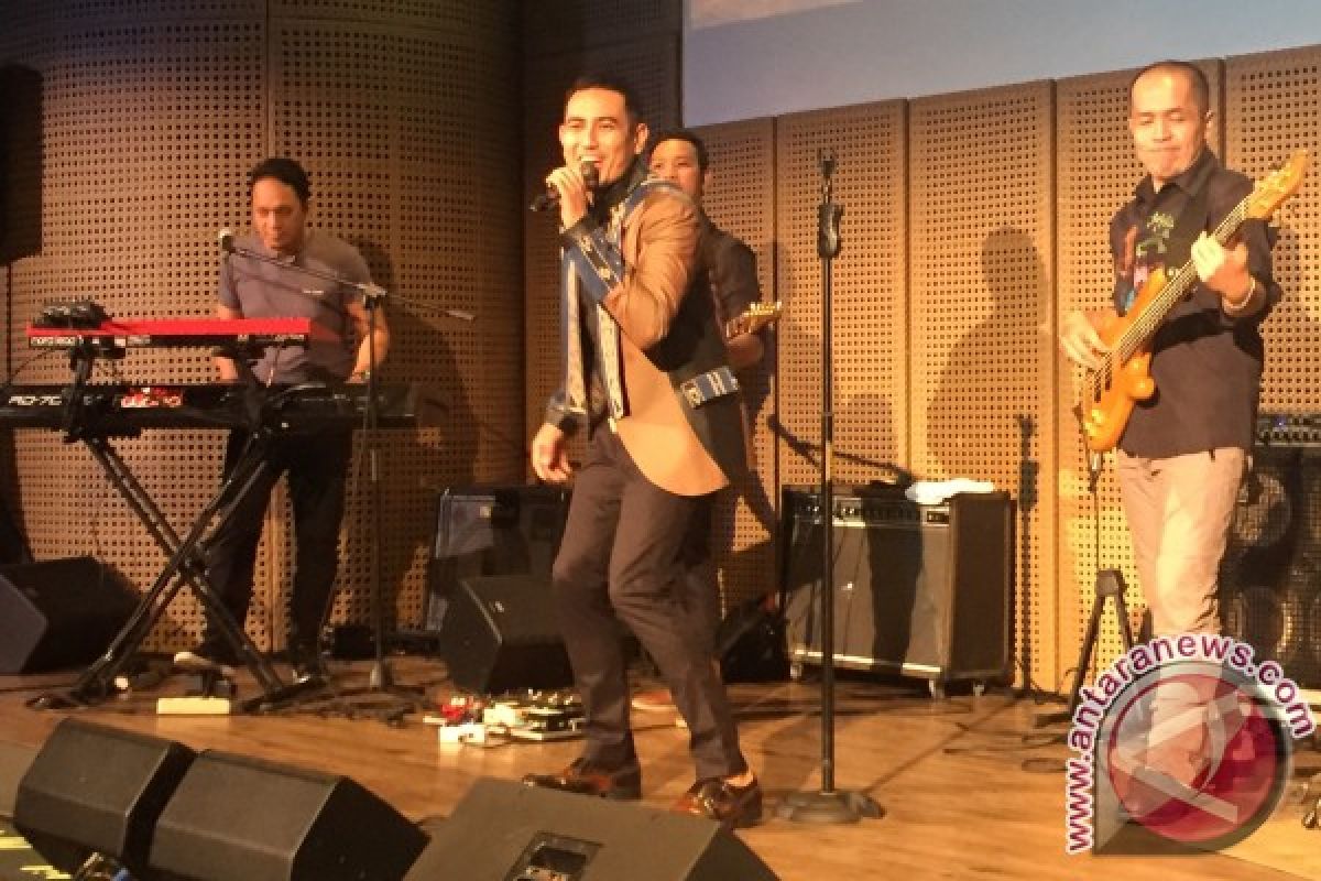 Rio Febrian bergoyang lantunkan musik Indonesia Timur