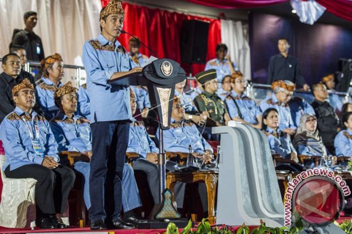 Jokowi pakai ikat Sunda saat pembukaan PON