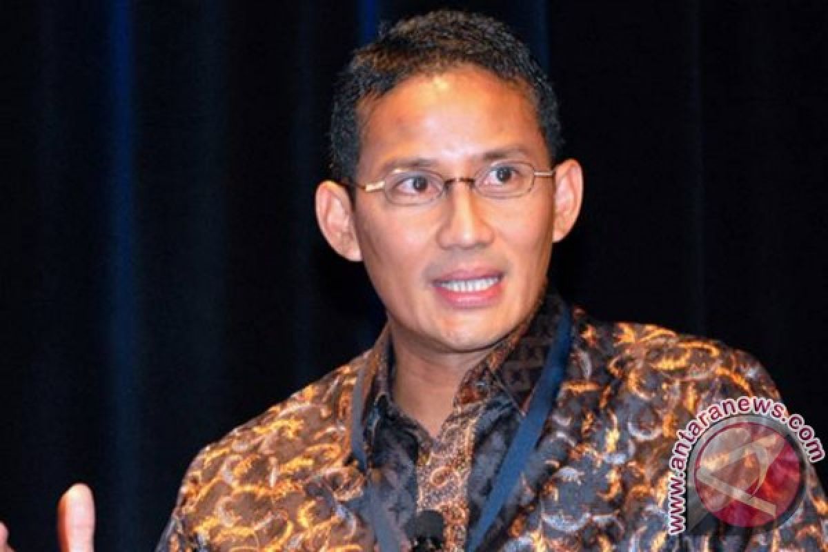 Sandiaga Uno Diberi Songket Oleh Ikatan Keluarga Minang