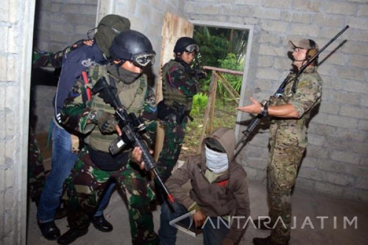 Taifib Marinir Latihan Pembebasan Sandera di Banyuwangi