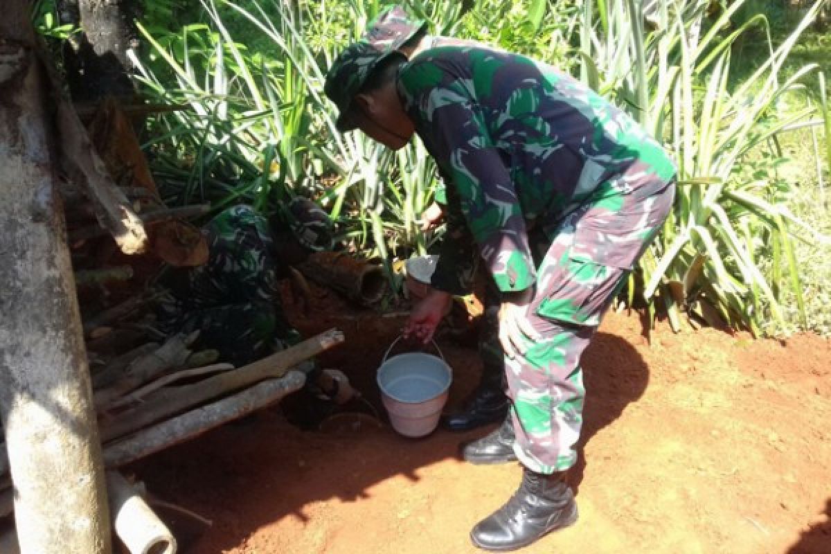 TNI Bantu Bangun Jamban bagi Keluarga Tak Mampu