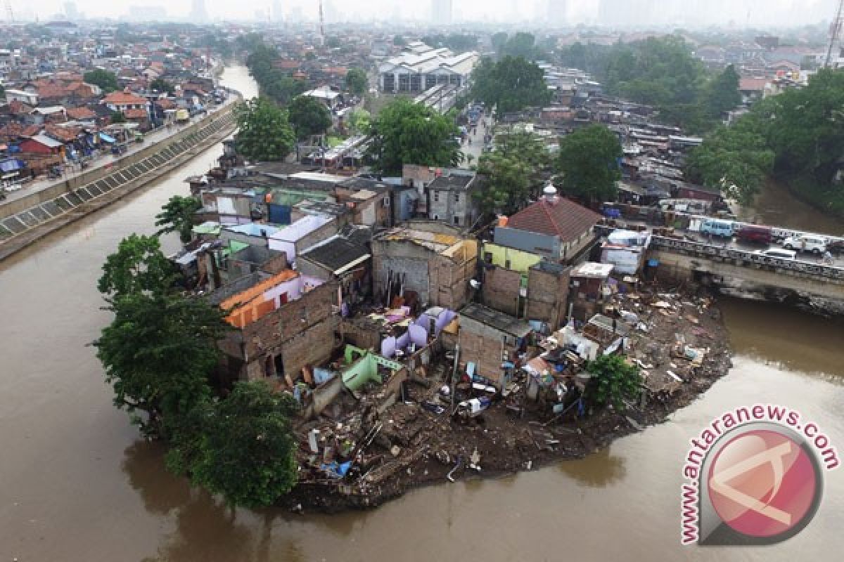DPRD DKI Jakarta ingatkan hati-hati menggusur pemukiman warga