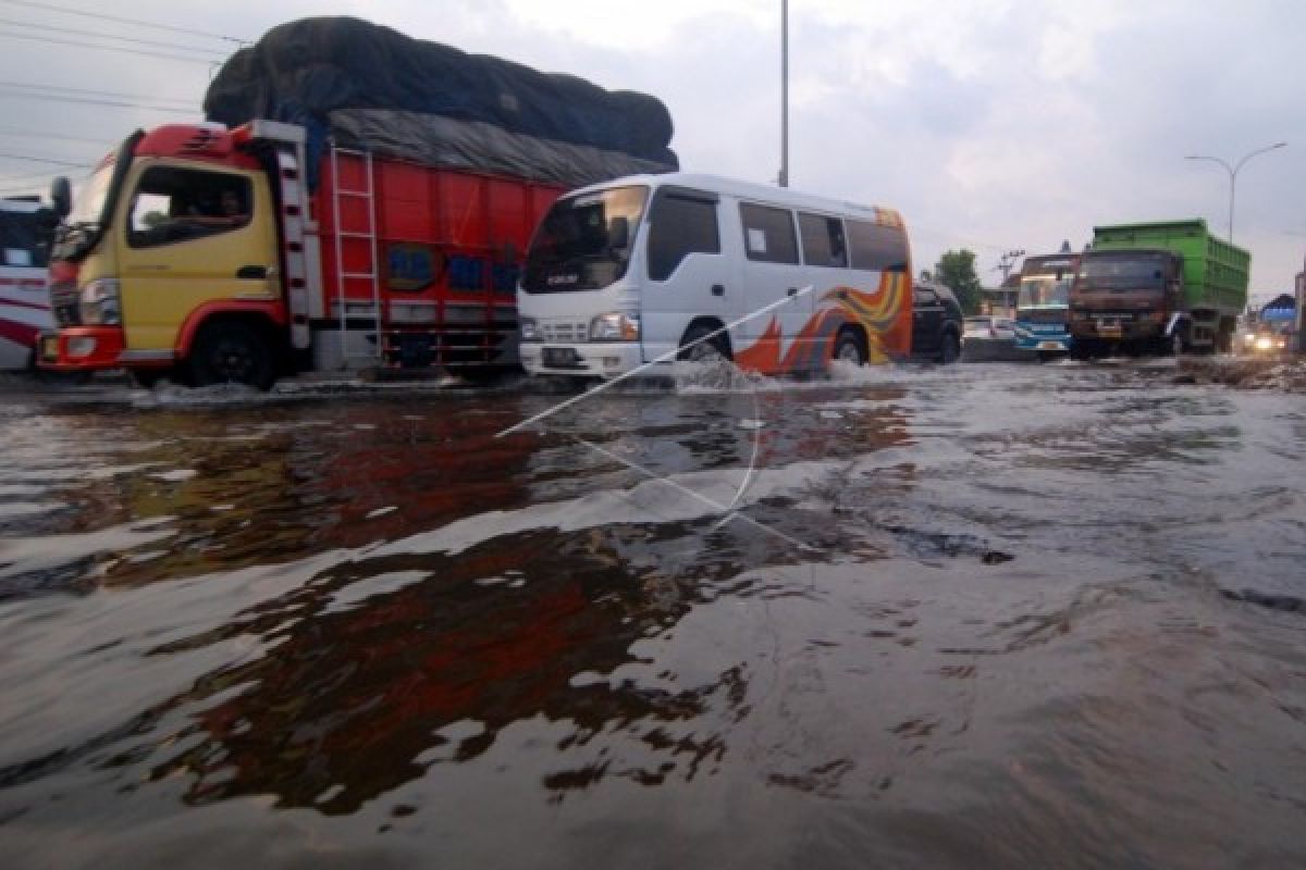 Drainase kota berpopulasi besar pantura Jawa tak cukup hadapi banjir