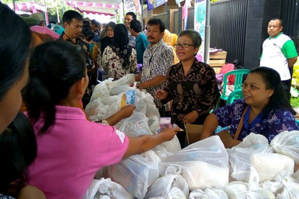 Warga Serbu Pasar Murah TMMD di Banyumas