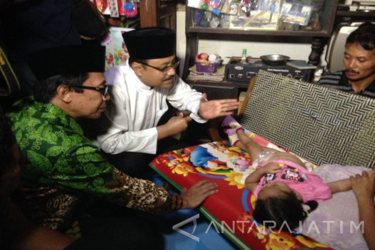 Gus Ipul Antarkan Balita Tanpa Anus ke RSD Soebandi Jember