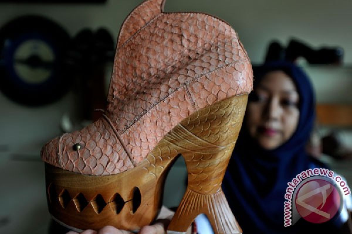 Nurman ubah kulit ceker ayam jadi sepatu