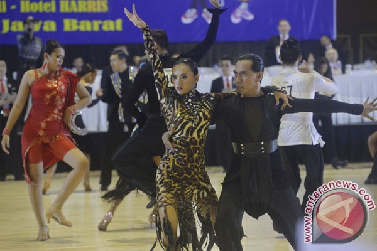 PON 2016 - Medali emas Albert/Tania antar Jatim geser Jabar di dansa