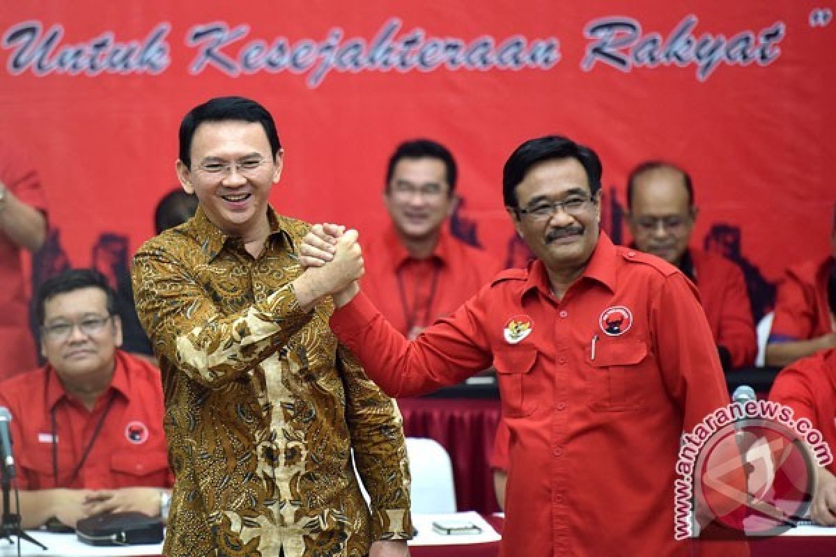 Pendukung Ahok-Djarot Banjiri Kantor KPUD DKI Jakarta