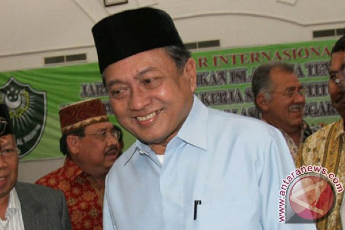 Maftuh, mantan menteri dan marbot masjid yang "bokek"