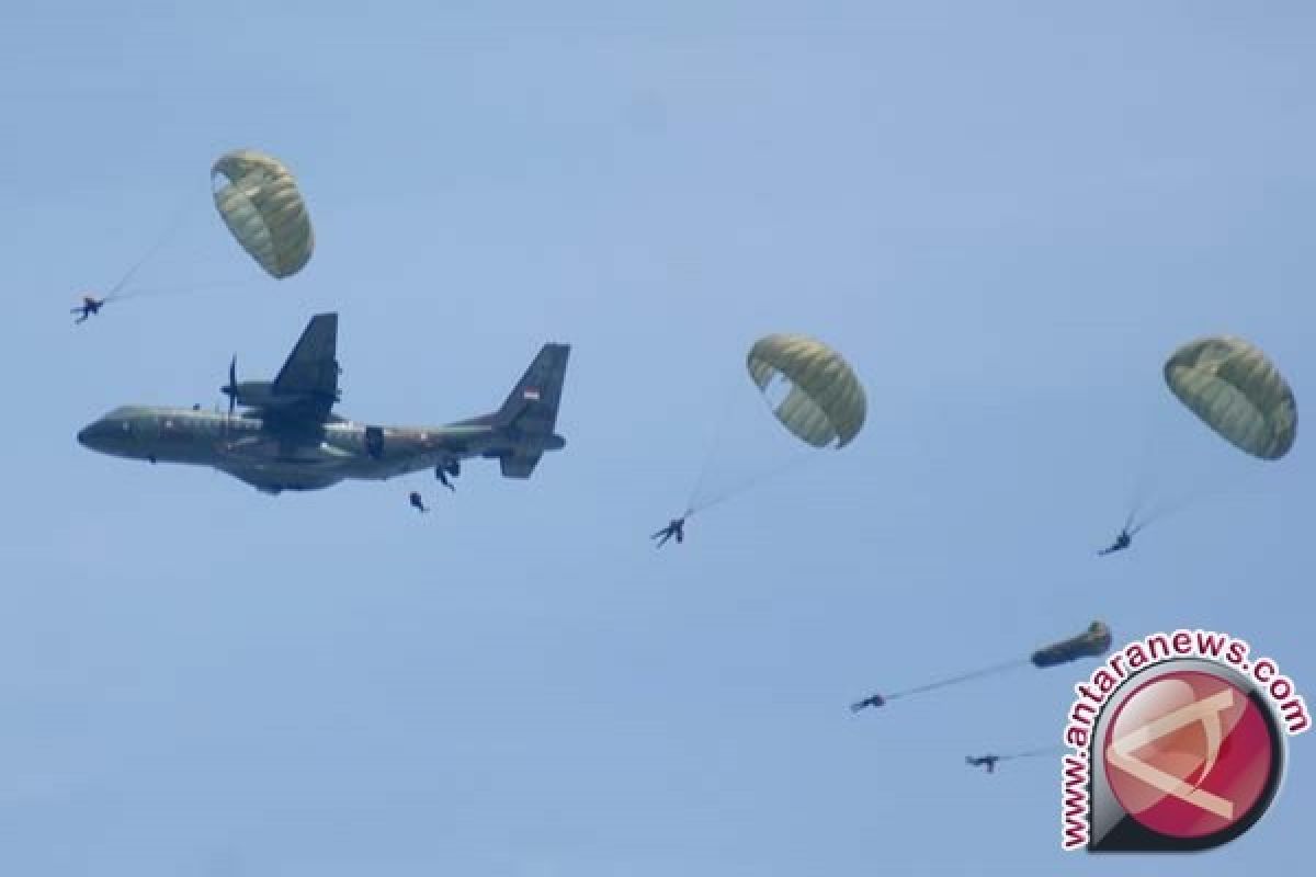 TNI Latihan Terjun Payung Bersama Tentara Malaysia