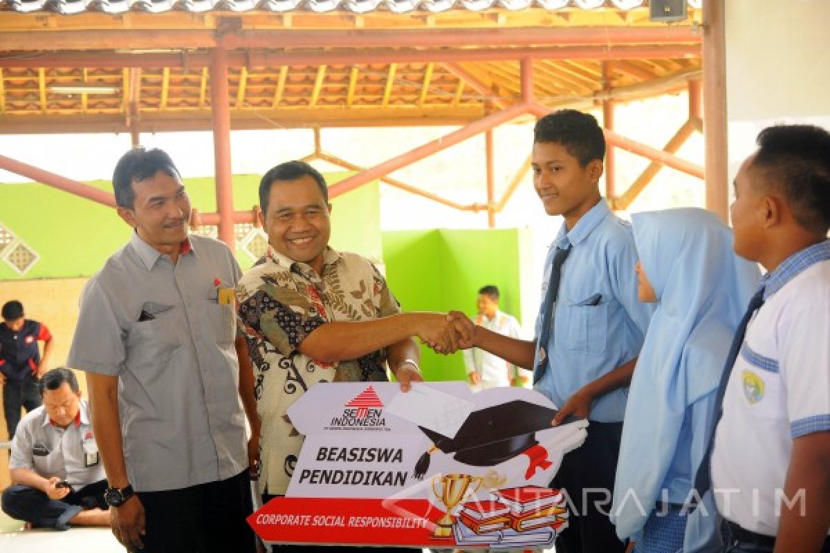 Semen Indonesia Beri Beasiswa 169 Pelajar Rembang