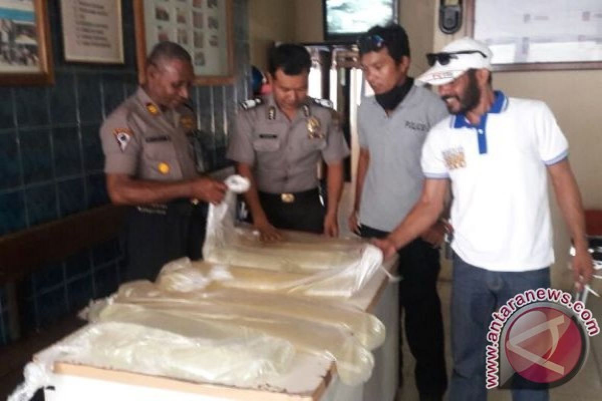 KP3 Laut Jayapura amankan 45 liter minuman keras lokal asal Bitung 