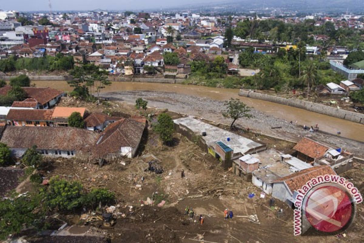 Bupati : bantuan korban banjir Garut melimpah